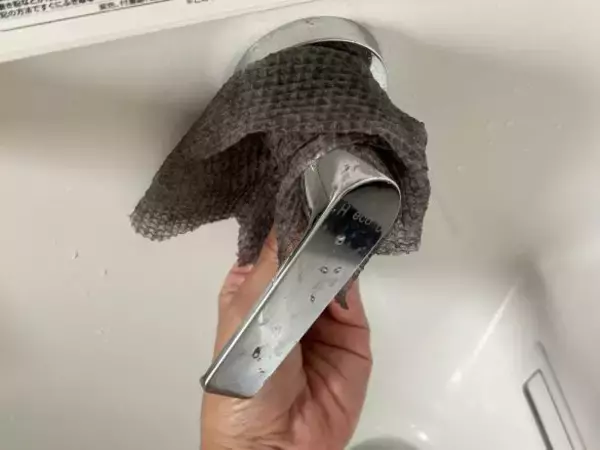 「油汚れも水あかも1枚でスルッ！ ダイソーの“神クロス”が万能すぎて家じゅうピカピカ…研磨剤不使用と思えない」の画像