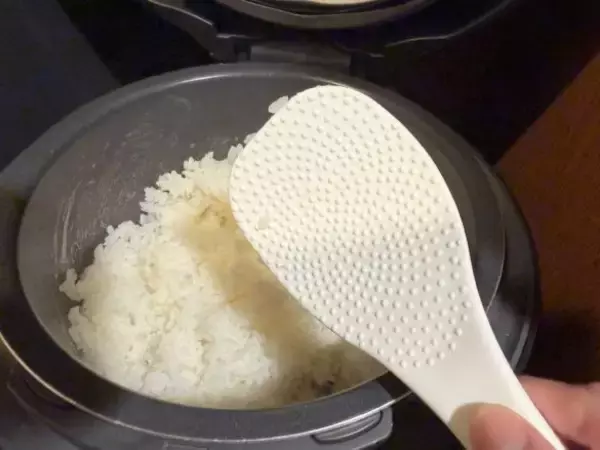「しゃもじの予算を「100円→1000円」に上げてみたら…ごはん生活が激変！ “地味なひと手間”が消えて幸せ」の画像