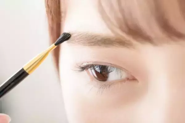 「40代メイクが「濃くても薄くても老けて見える」納得の理由。若見えのカギは“眉の透け感”と3つのポイント」の画像