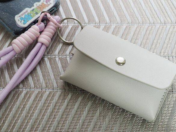 財布は小さくしたい。でも、お札は折り畳みたくない！→ ダイソー220円のミニ財布が優秀すぎた！