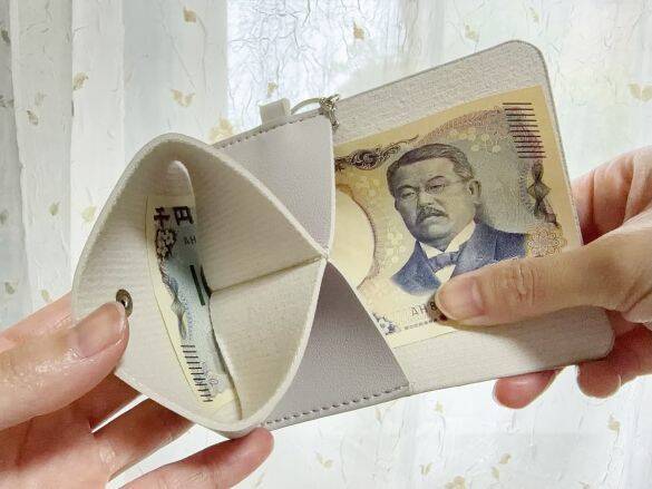財布は小さくしたい。でも、お札は折り畳みたくない！→ ダイソー220円のミニ財布が優秀すぎた！