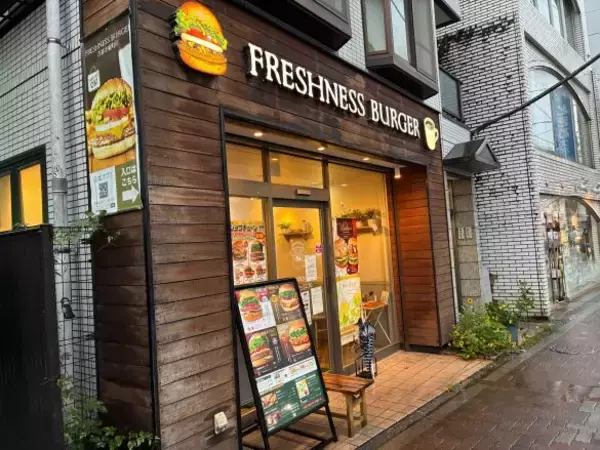 生ビールが290円。フレッシュネスバーガーで“ちょい飲み”したら…健康的バーガーとビールが相性最高！  財布にも優しい「罪悪感なしの幸せ」