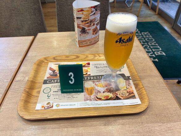 生ビールが290円。フレッシュネスバーガーで“ちょい飲み”したら…健康的バーガーとビールが相性最高！  財布にも優しい「罪悪感なしの幸せ」