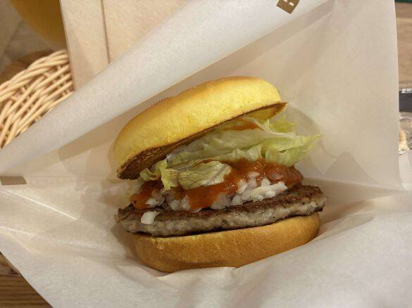 生ビールが290円。フレッシュネスバーガーで“ちょい飲み”したら…健康的バーガーとビールが相性最高！  財布にも優しい「罪悪感なしの幸せ」