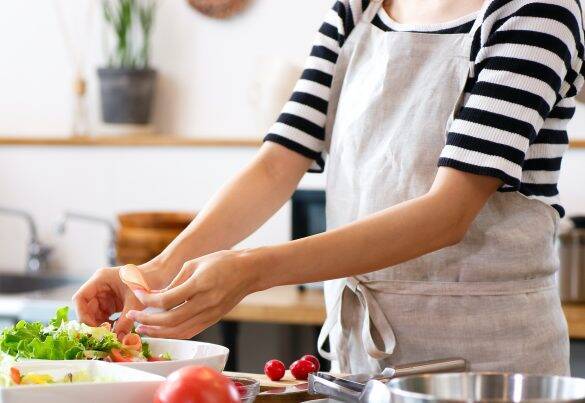 義母の他人行儀なふるまいに悩む女性、義姉から理由を聞いてスッキリ／義実家・家族記事BEST5