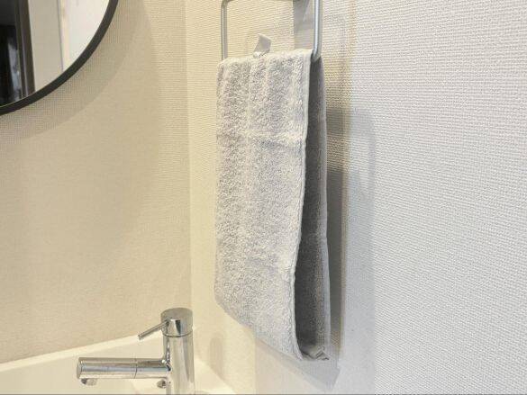 洗面所のタオル 「いつも湿ってるし、気づいたら落ちてる問題」ニトリの“くるくるタオル”に変えたら一発解決！ 手頃な価格も嬉しい
