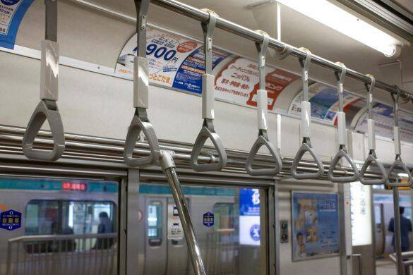 「冷房が強すぎるのよ！」真夏の電車で突然“窓を全開”にした女性。注意したら…“まさかの返し”に唖然