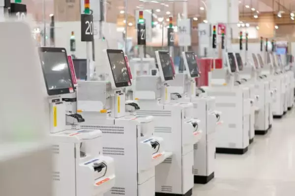 レジの列を割り込んできた高齢女性…→声をかけようとしたら後ろにいた“ある人物”がまさかの対応