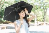 「「首がかゆい」「赤いブツブツ」それ“大人のあせも”かも！ 掻いちゃダメな理由と、今日からできる6つの対策｜皮膚科医が解説」の画像1