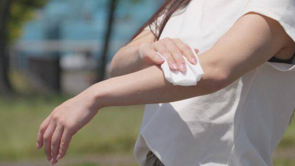 「首がかゆい」「赤いブツブツ」それ“大人のあせも”かも！ 掻いちゃダメな理由と、今日からできる6つの対策｜皮膚科医が解説
