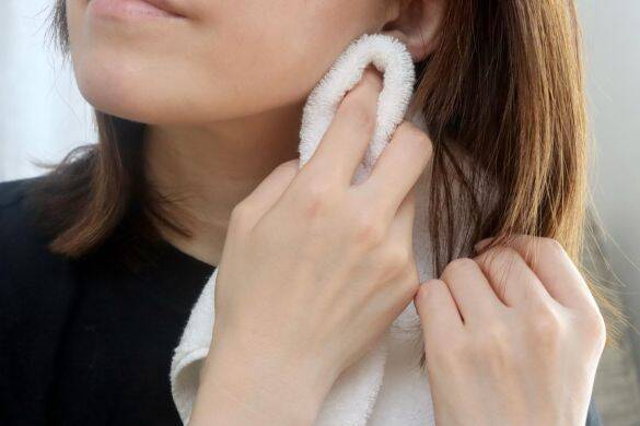 「首がかゆい」「赤いブツブツ」それ“大人のあせも”かも！ 掻いちゃダメな理由と、今日からできる6つの対策｜皮膚科医が解説