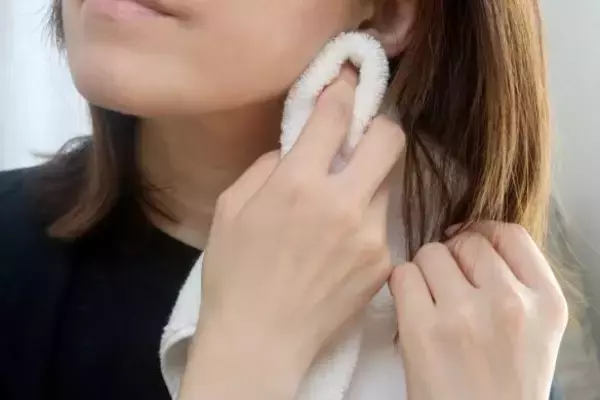 「「首がかゆい」「赤いブツブツ」それ“大人のあせも”かも！ 掻いちゃダメな理由と、今日からできる6つの対策｜皮膚科医が解説」の画像