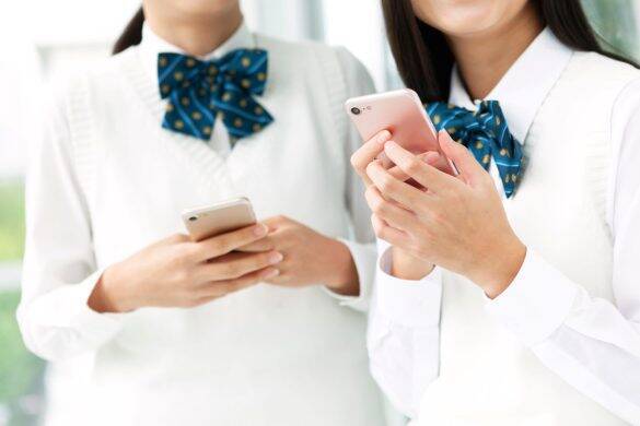 「え〜そこでキス?!」電車内でドラマを大声実況する迷惑客。「ネタバレやめて」と注意され“ありえない反応”