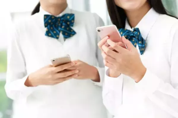 「「え〜そこでキス?!」電車内でドラマを大声実況する迷惑客。「ネタバレやめて」と注意され“ありえない反応”」の画像