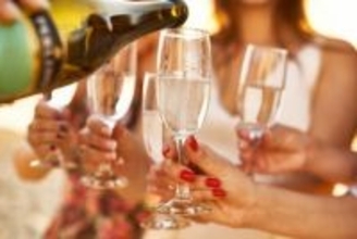 結婚式場のトイレで、式をバカにする女友達。個室にいた花嫁が悟ったこと／人間関係人気記事BEST