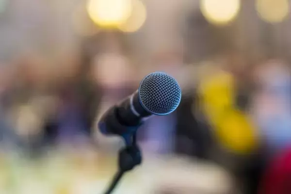 「結婚式で酔っ払った父にマイクを奪われ、“まさかの発表”に会場大盛りあがり／義実家・家族人気記事BEST」の画像