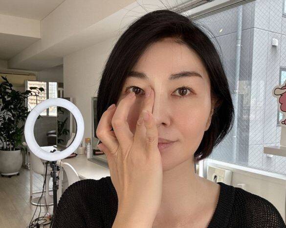 「加齢で鼻が大きくなる」の対処法は？ノーズシャドウはNG、鼻をスッとさせる自然なメイク法