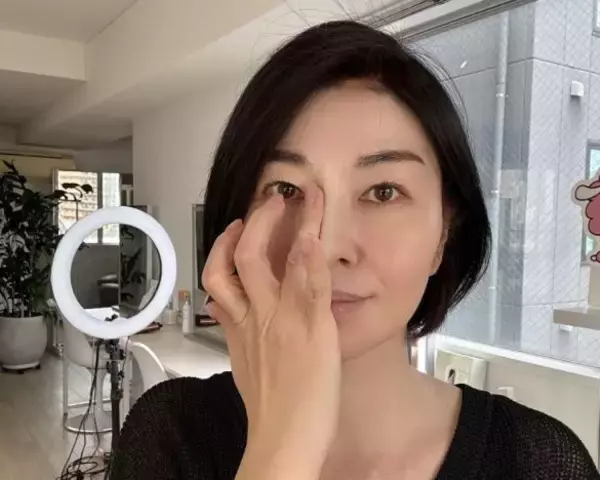 「「加齢で鼻が大きくなる」の対処法は？ノーズシャドウはNG、鼻をスッとさせる自然なメイク法」の画像