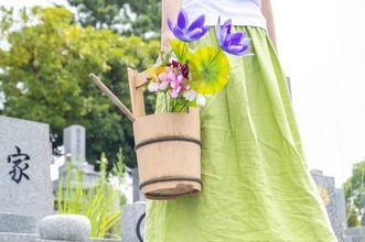 「ここでやるの？ お墓だよ…」義父母が墓参りで始めた“まさかの行動”。34歳女性が夫に本音を伝えると…