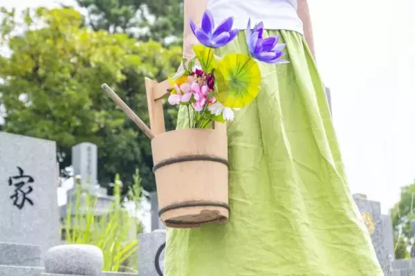 「ここでやるの？ お墓だよ…」義父母が墓参りで始めた“まさかの行動”。34歳女性が夫に本音を伝えると…