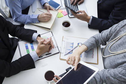 プレゼンの大画面で「社内恋愛が盛大にバレた」赤っ恥カップル。しかも、悲劇はさらに続いて…