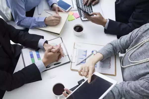 「プレゼンの大画面で「社内恋愛が盛大にバレた」赤っ恥カップル。しかも、悲劇はさらに続いて…」の画像