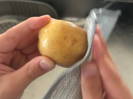 ダイソー110円「ダブルメッシュクロス」が想像以上。食器洗いだけじゃない“隠れ機能”が便利すぎた