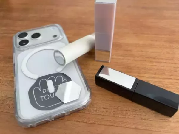 「スマホの自撮りカメラ、“鏡代わり”にしてない？ セリアの「貼るミラー」で持ち物を増やさず身だしなみチェック」の画像