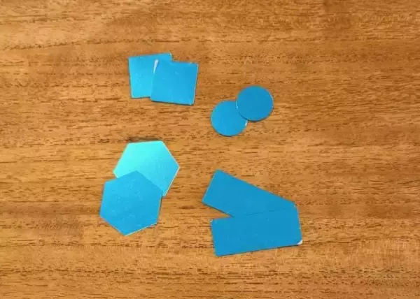 「スマホの自撮りカメラ、“鏡代わり”にしてない？ セリアの「貼るミラー」で持ち物を増やさず身だしなみチェック」の画像