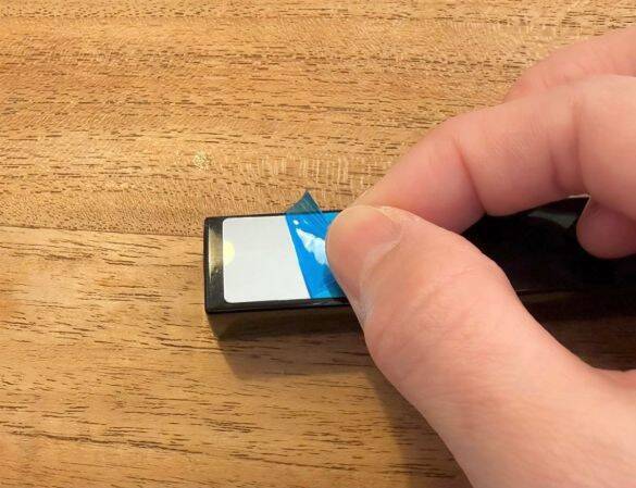 スマホの自撮りカメラ、“鏡代わり”にしてない？ セリアの「貼るミラー」で持ち物を増やさず身だしなみチェック