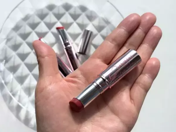 「39歳“美のカリスマ”のセクシー唇に、1298円リップで挑戦！夜まで落ちないリップ術とは」の画像