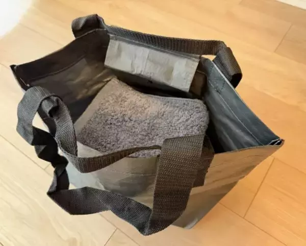 「ローソンでしか買えない“無印良品550円たためるバッグ”が使い勝手良すぎ！ エコバッグ以上メインバッグ未満の絶妙な立ち位置」の画像