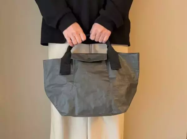 「ローソンでしか買えない“無印良品550円たためるバッグ”が使い勝手良すぎ！ エコバッグ以上メインバッグ未満の絶妙な立ち位置」の画像