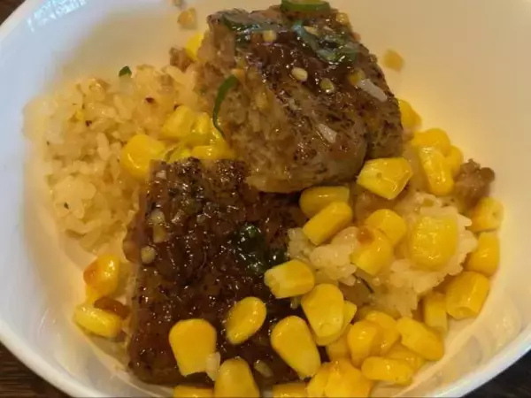 「激安スーパー「ロピア」の“衝撃ボリューム総菜＆スイーツ”4選。巨大ハンバーグに溺れるホイップ、この満足度でコスパ最強！」の画像