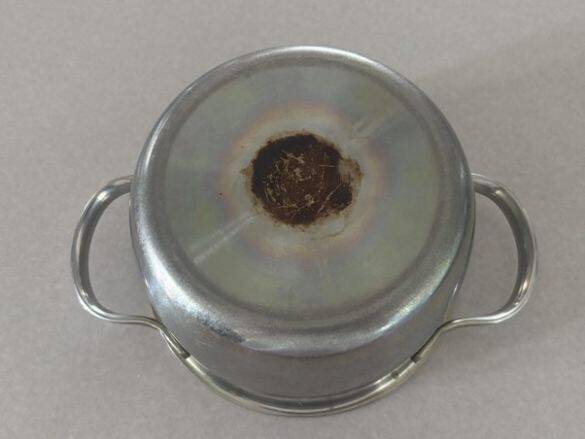 鍋や五徳の頑固な汚れが“擦らず”落ちた！ ダイソー330円「油汚れコゲ落とし」が想像以上だった