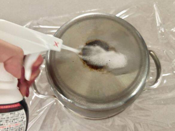 鍋や五徳の頑固な汚れが“擦らず”落ちた！ ダイソー330円「油汚れコゲ落とし」が想像以上だった