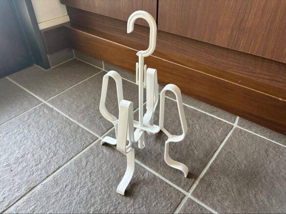 濡れた靴が乾かない冬のイライラ…498円で解決！ カインズの靴ハンガーが“想像以上に使える”