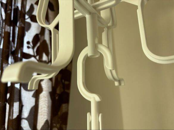 濡れた靴が乾かない冬のイライラ…498円で解決！ カインズの靴ハンガーが“想像以上に使える”