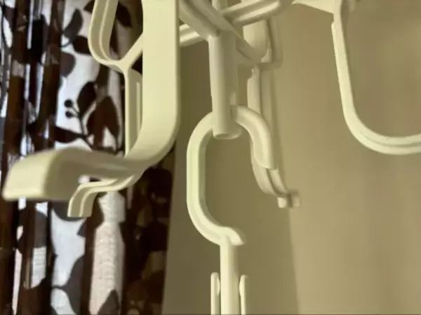 「濡れた靴が乾かない冬のイライラ…498円で解決！ カインズの靴ハンガーが“想像以上に使える”」の画像