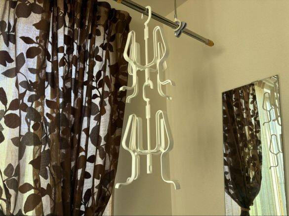 濡れた靴が乾かない冬のイライラ…498円で解決！ カインズの靴ハンガーが“想像以上に使える”