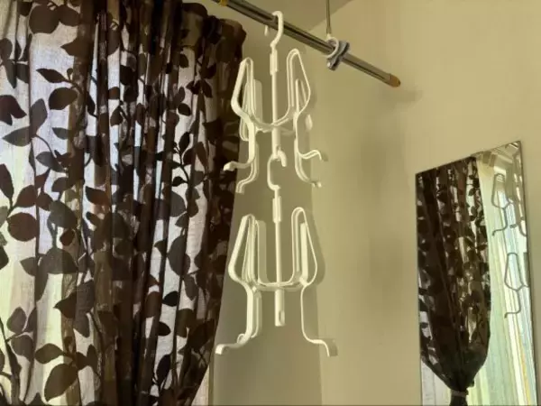 「濡れた靴が乾かない冬のイライラ…498円で解決！ カインズの靴ハンガーが“想像以上に使える”」の画像