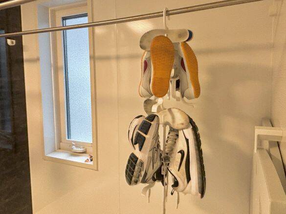 濡れた靴が乾かない冬のイライラ…498円で解決！ カインズの靴ハンガーが“想像以上に使える”