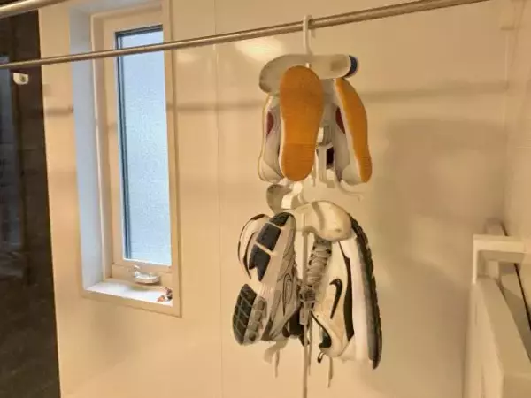 「濡れた靴が乾かない冬のイライラ…498円で解決！ カインズの靴ハンガーが“想像以上に使える”」の画像