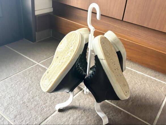 濡れた靴が乾かない冬のイライラ…498円で解決！ カインズの靴ハンガーが“想像以上に使える”