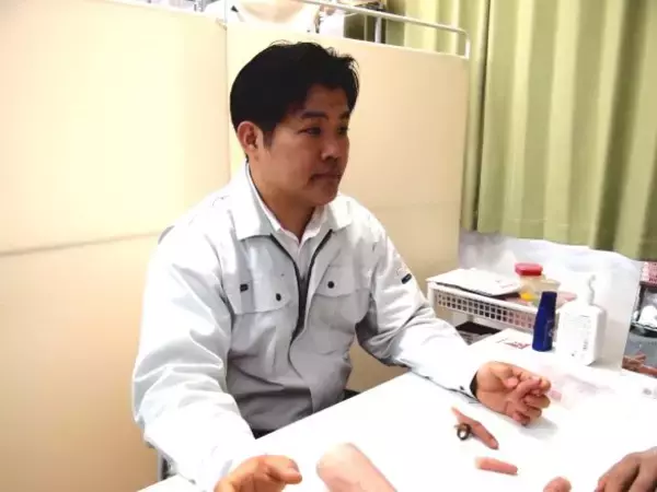 「まるで本物…！ 爪の縦線や指紋、シワまで再現して「失われた身体の一部」を作り続ける44歳職人の想い」の画像