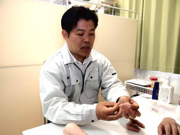 まるで本物…！ 爪の縦線や指紋、シワまで再現して「失われた身体の一部」を作り続ける44歳職人の想い