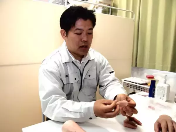「まるで本物…！ 爪の縦線や指紋、シワまで再現して「失われた身体の一部」を作り続ける44歳職人の想い」の画像