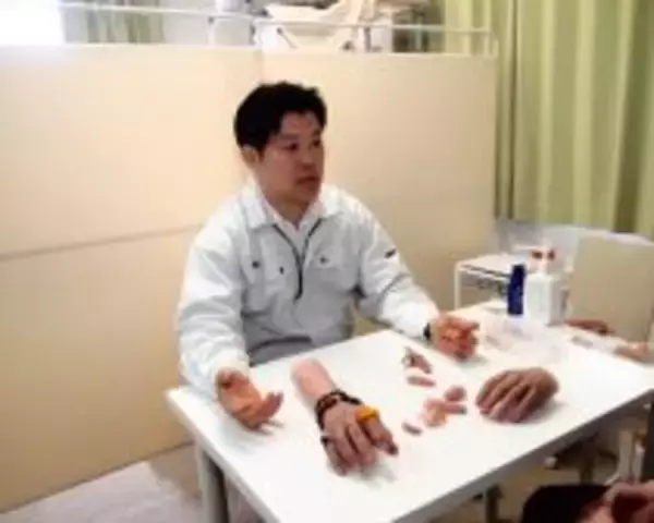 「まるで本物…！ 爪の縦線や指紋、シワまで再現して「失われた身体の一部」を作り続ける44歳職人の想い」の画像