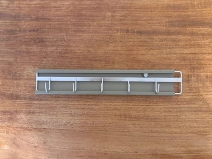 冷蔵庫や洗濯機の横の隙間が…3COINSの“スライドできるフック”で収納に変身！ 買ってすぐ、追加購入を決意したワケ