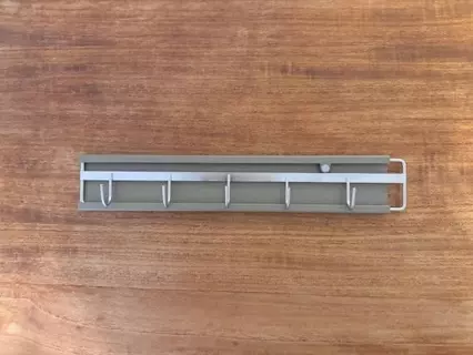 冷蔵庫や洗濯機の横の隙間が…3COINSの“スライドできるフック”で収納に変身！ 買ってすぐ、追加購入を決意したワケ